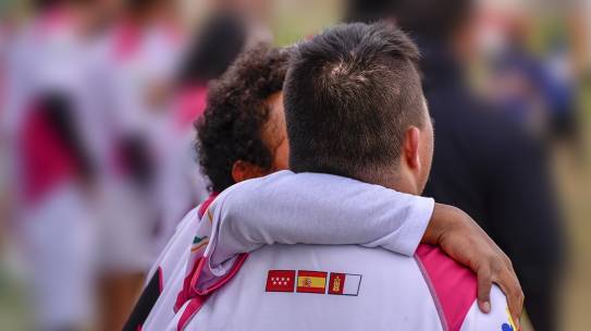 Aquí estamos, aguantando contigo